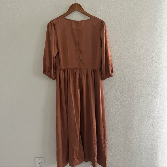 Ivy City Co Satin Genevieve Midi Dress Size Médium - Picture 4 of 9